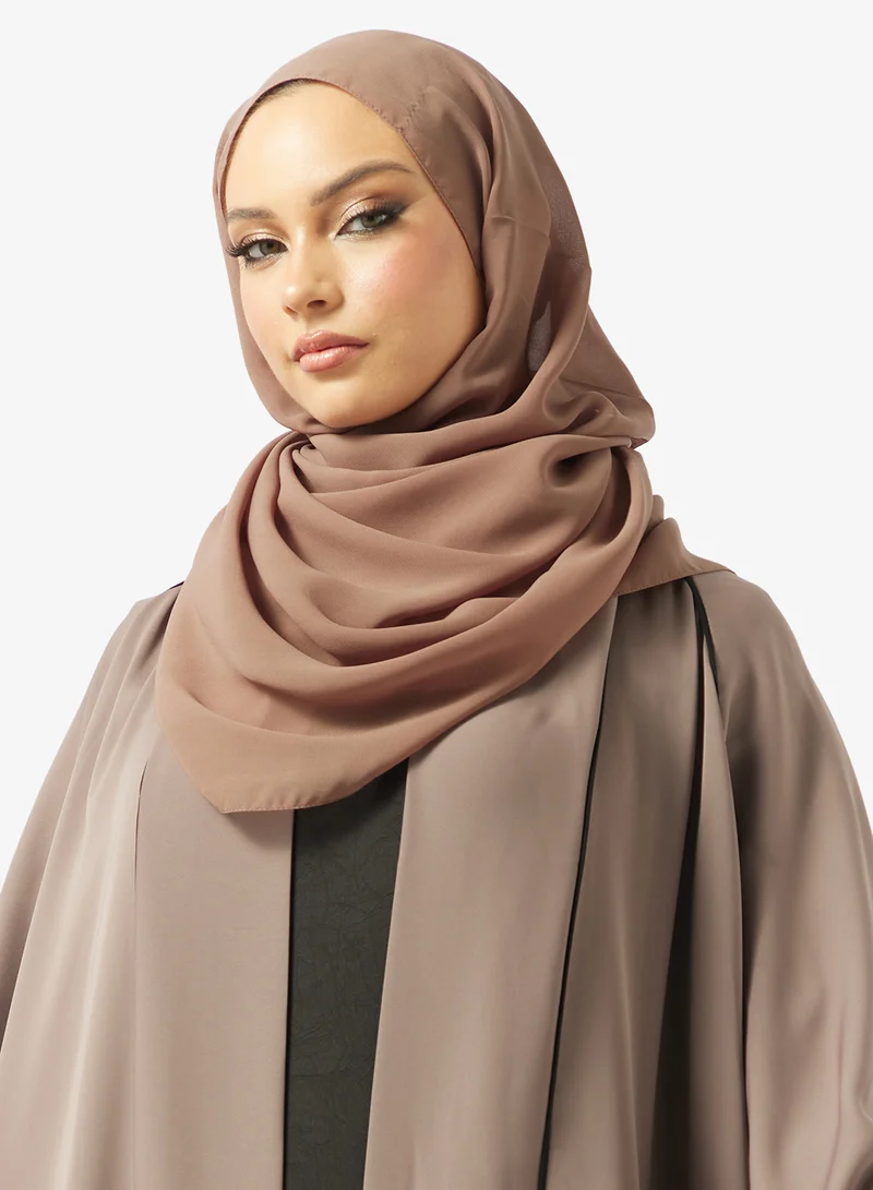 هيا كلوزيت عباية مزينة بقصة واسعة مع ياقة عالية